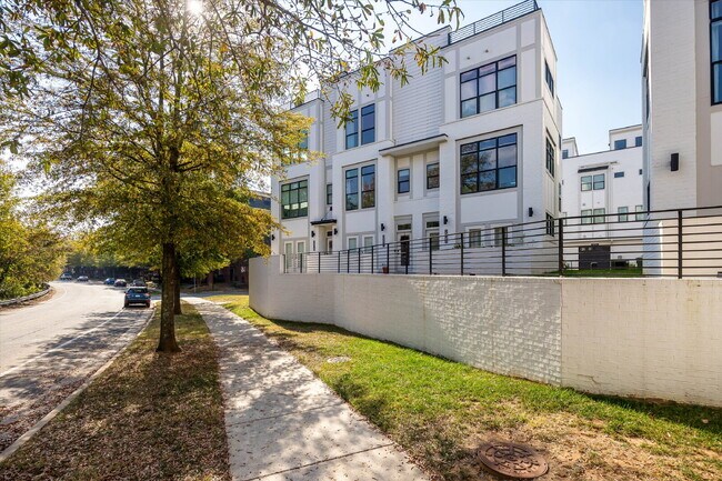 Building Photo - Luxury Living with amazing views!