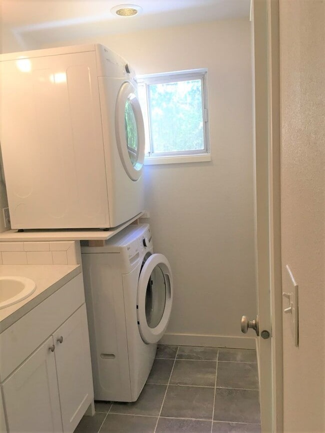 Building Photo - Duplex in Aloha!