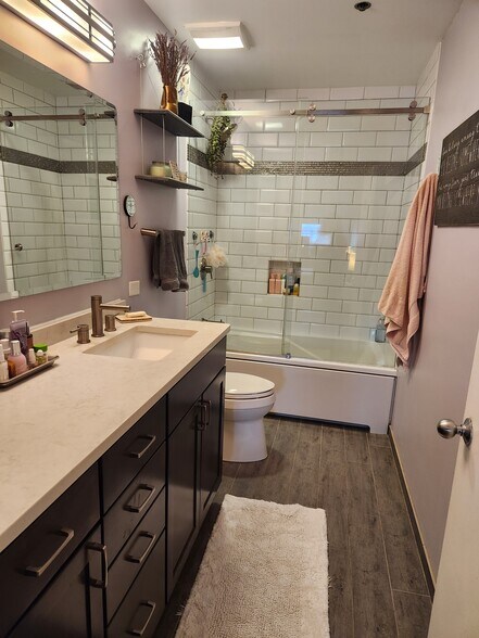 En-suite master bath - 1601 W School St