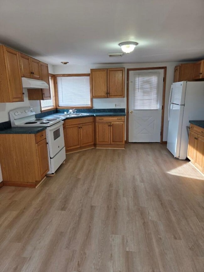 Building Photo - 155 School Ave