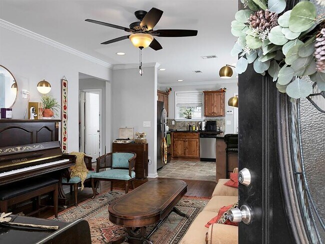 Building Photo - 574 Church St