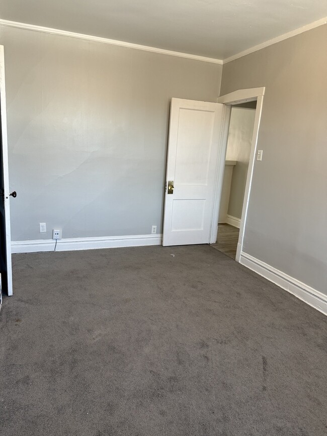 Building Photo - 2537 W 63rd St