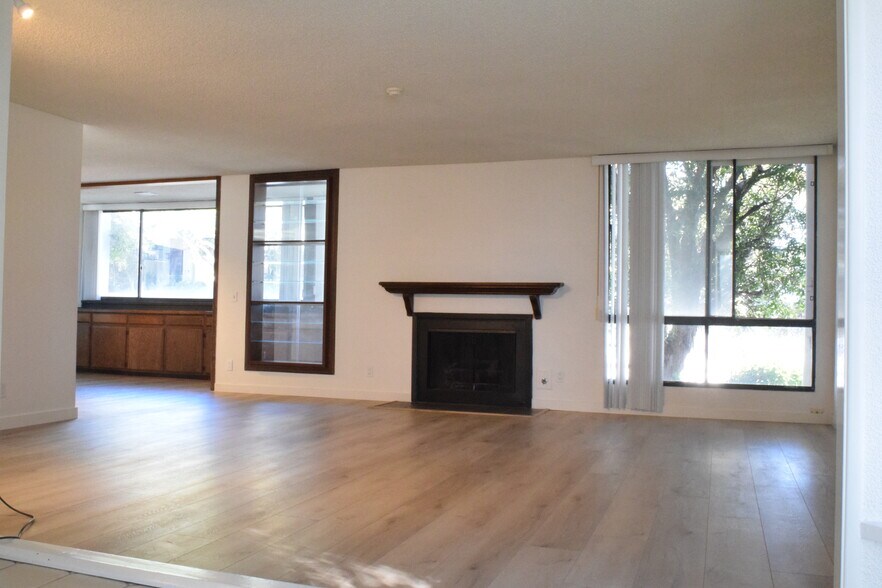 Building Photo - 575 Esplanade