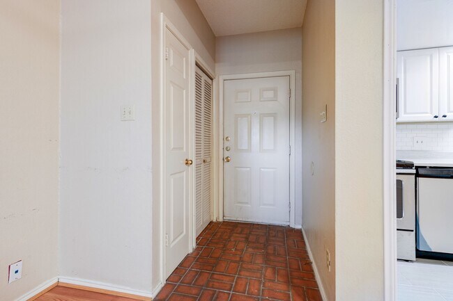 Building Photo - UT PRE-LEASE: 2 BR / 2 BA West Campus Condo - Walk to Campus - Newly Remodeled Kitchen