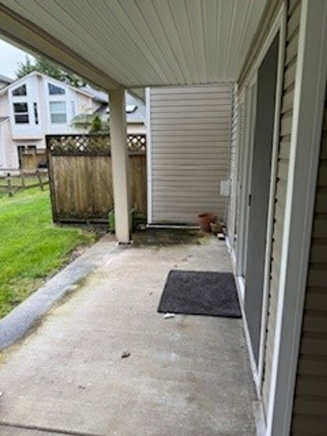 Building Photo - 2 bedroom 2 bath First Floor Condo w/1 Car...