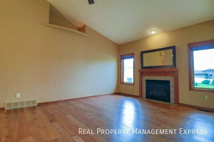 Building Photo - 7905 S Grass Creek Dr