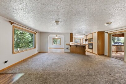Building Photo - Spacious home with outbuilding
