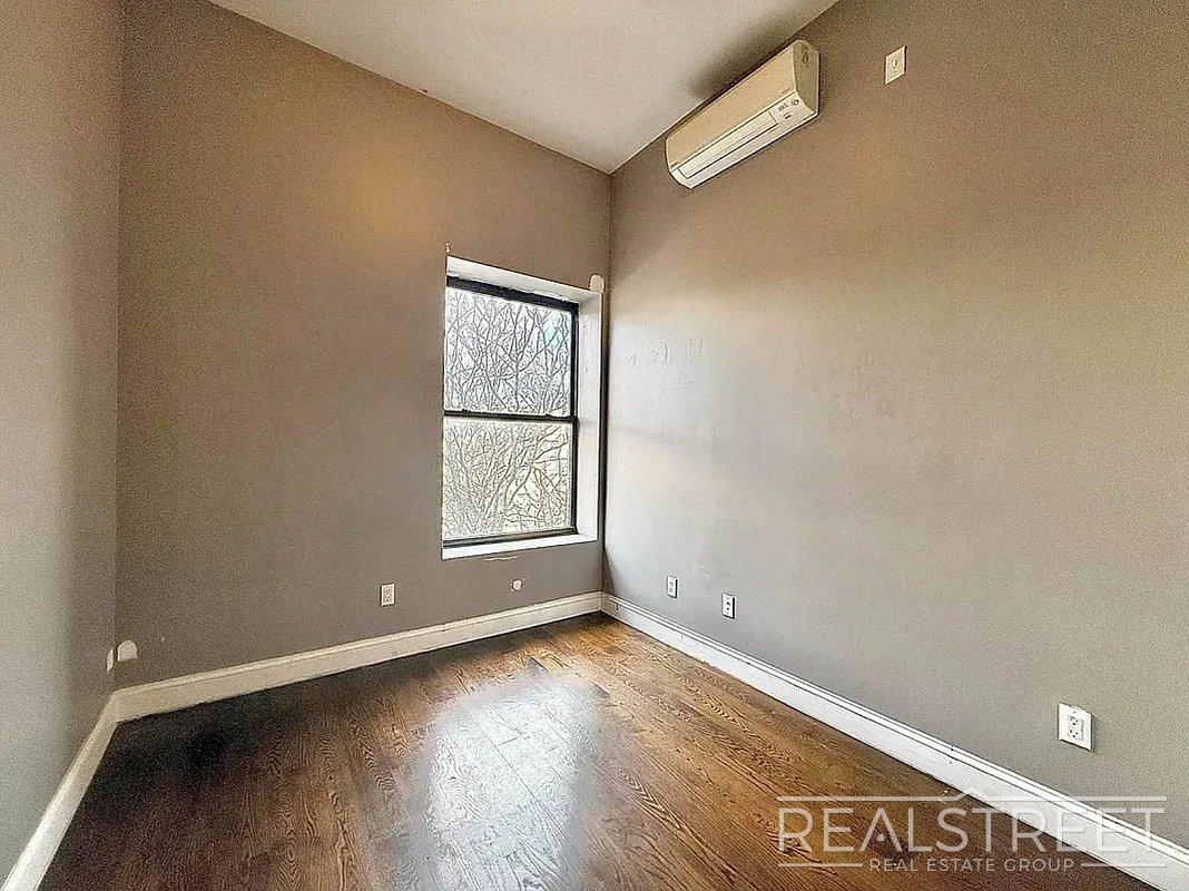 Building Photo - Myrtle Avenue