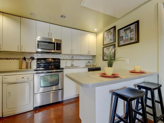 Building Photo - 2408 Leon St