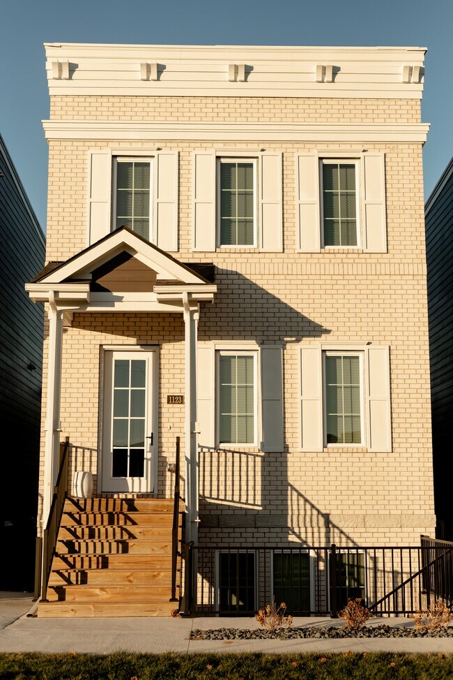 Building Photo - 1204 SW Franklin Dr