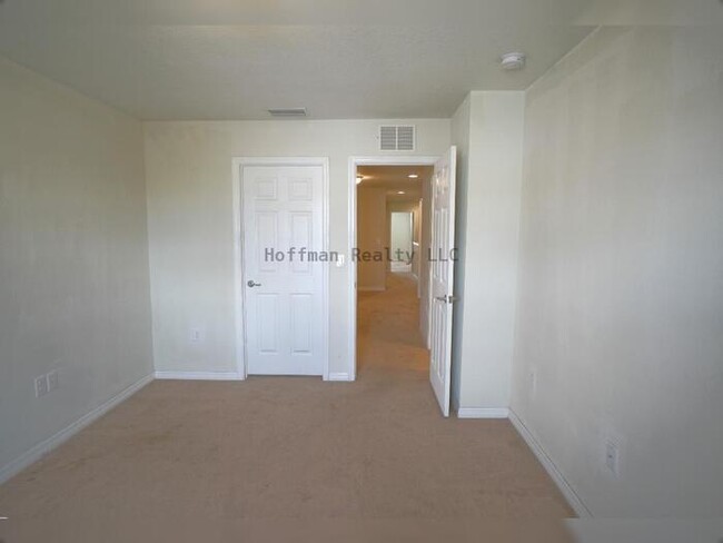 Building Photo - 2-bedroom, 2.5-bath, 1-car garage Townhous...