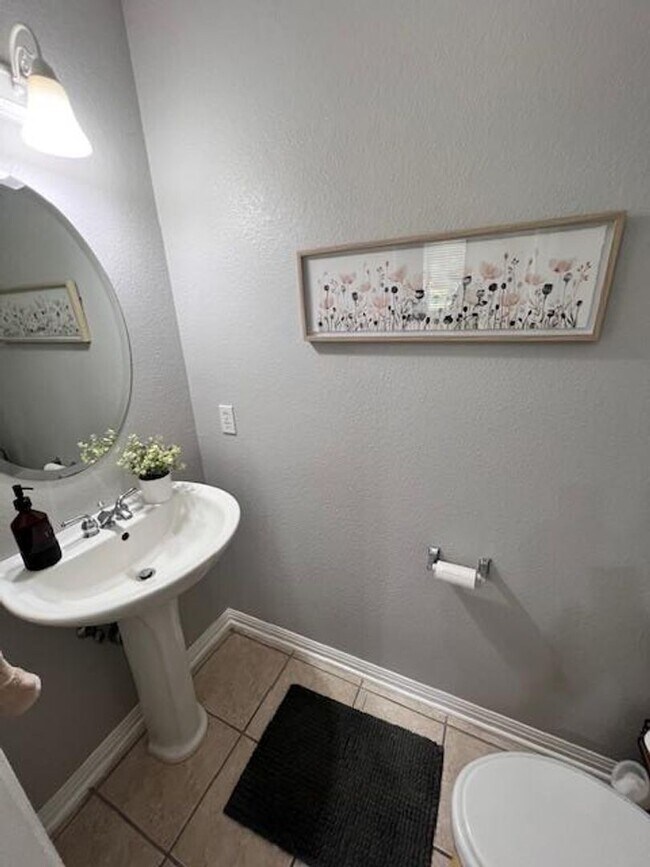 Building Photo - Luxury Living in North Austin / Condominium / Gated Community / 3 bedrooms / 2 car garage