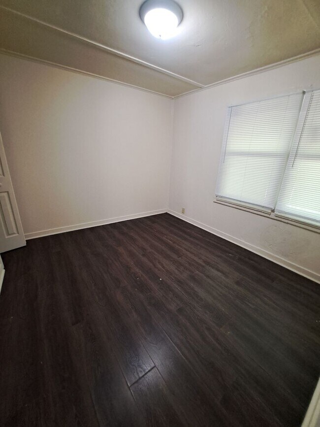 Building Photo - 387 Carver Cir