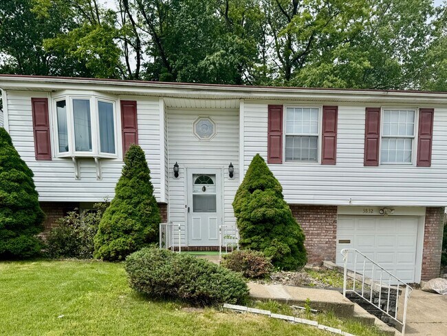 Building Photo - Spacious Split Level 3/1.5 House in Baldwi...
