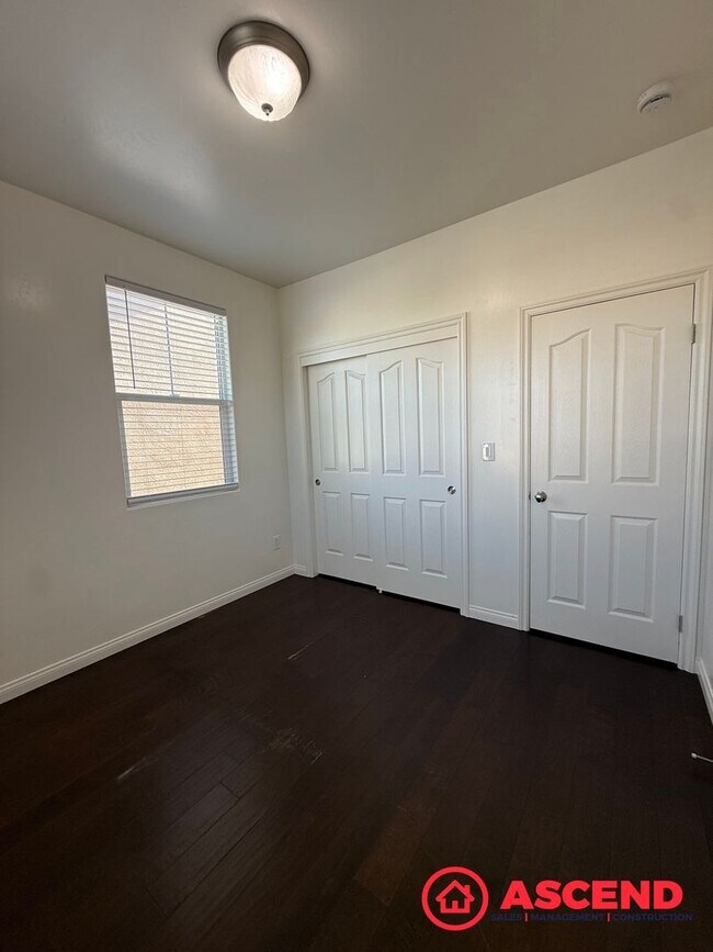 Building Photo - Beautiful 4 Bedroom Located in HOA!