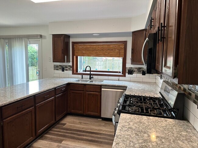 Building Photo - Beautiful 4Bedroom 2.5 bath 2 Car Garage I...
