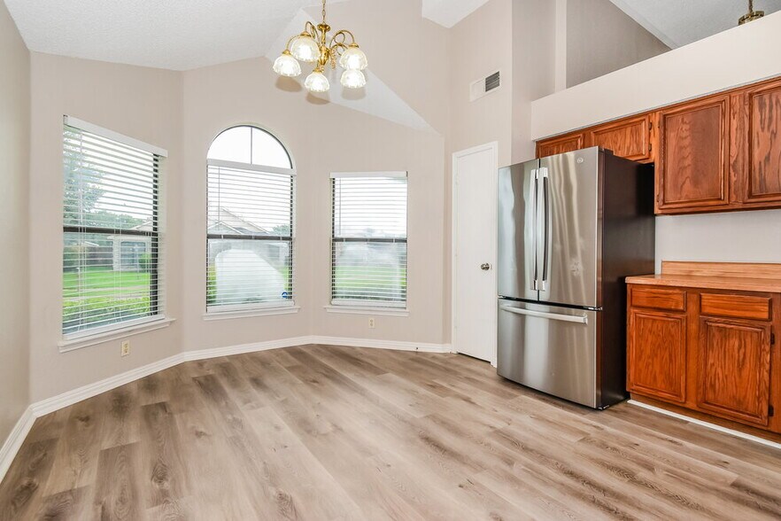 Building Photo - 1411 Sandalwood Dr