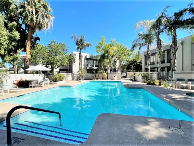 Building Photo - 2 Bedroom / 2 Bath Condo in a guard gated ...