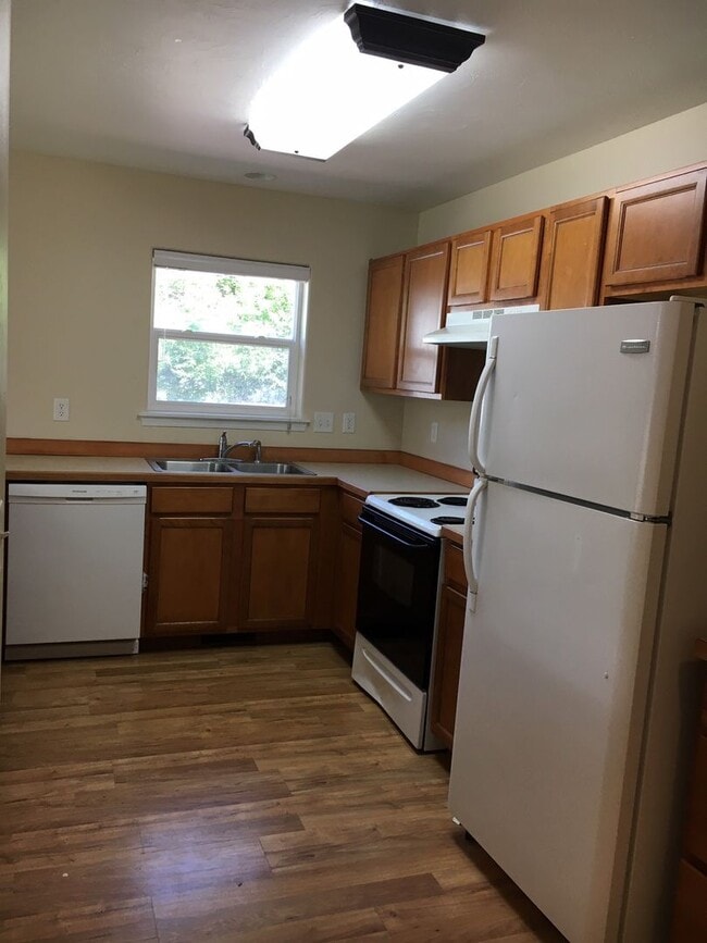 Building Photo - 4 Bedroom 2 Bathroom House - Close to MSU Campus