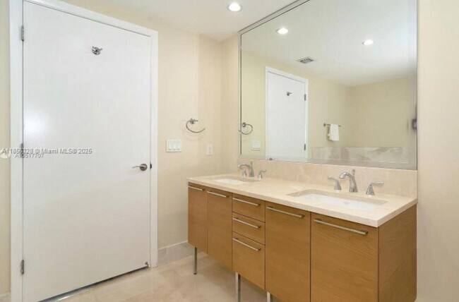 Building Photo - 17001 Collins Ave
