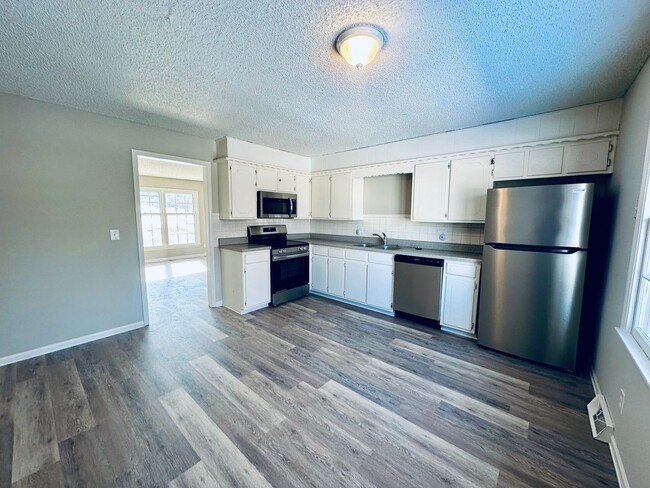 Building Photo - {1811} Updated duplex with great natural light and tons of space + Recently Renovated + Stainless...