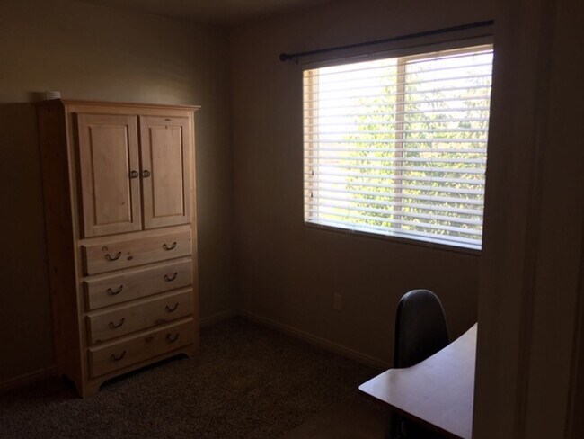 Building Photo - Roomy townhome