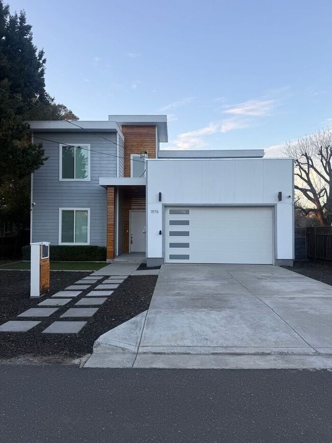 Building Photo - Stunning 4-bedroom, 3-bathroom home