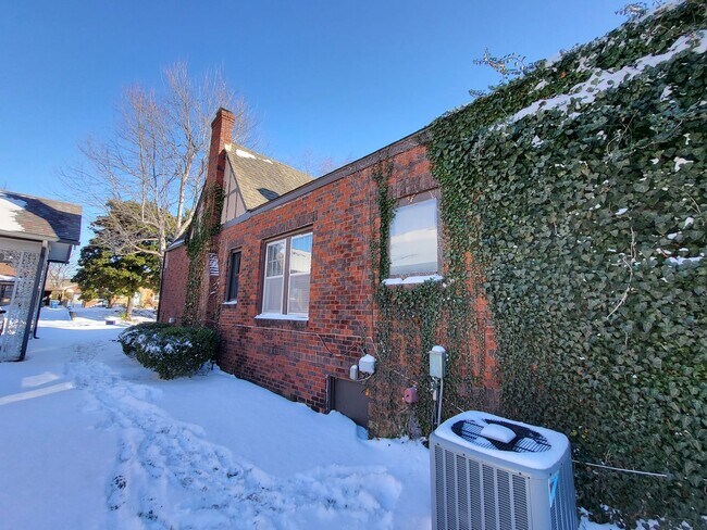 Building Photo - Adorable Midtown brick bungalow