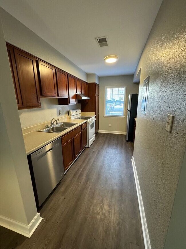 Building Photo - 2 bed 2 bath garden unit at Avery Close!