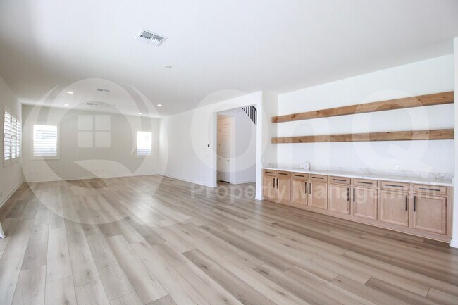 Building Photo - 10207 E Tillman Ave