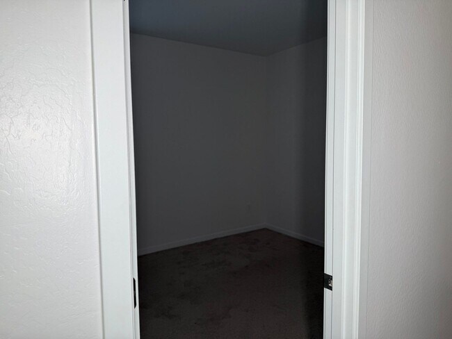 Building Photo - 2462 E Alonso Dr