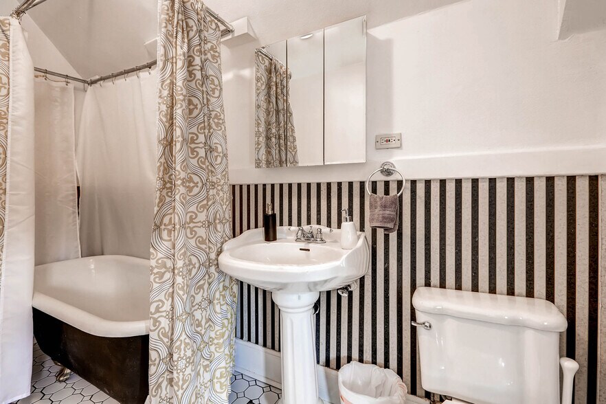 Building Photo - 1638 N Ogden St