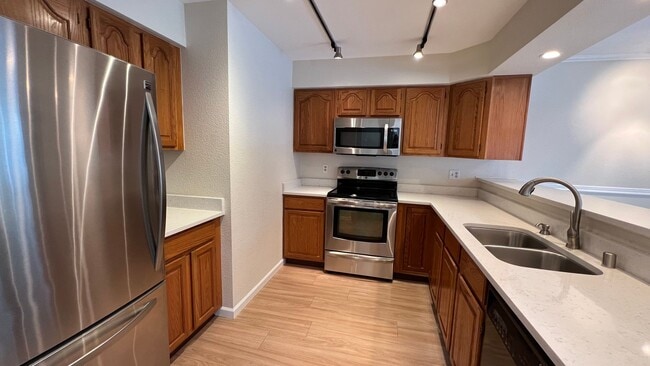 Building Photo - Lovely 2 Bedroom Townhouse Condo W/Garage - Corner Lot - Call Today!