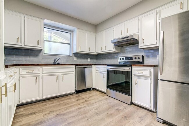 Building Photo - 1605 Dale Cove