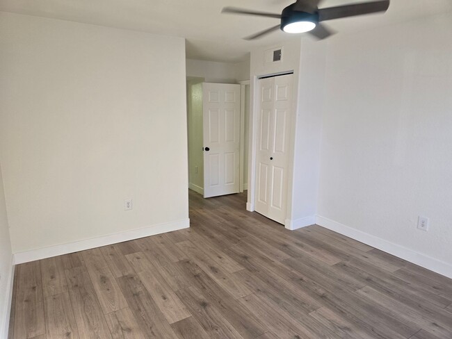 Building Photo - ~READY TO MOVE INTO~ REMODELED 2ND FLOOR 2...