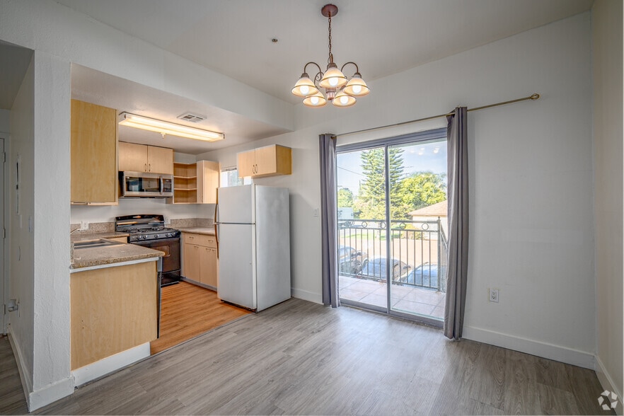 2BR, 2BA - 1,000SF - Dining Room - 14655 Vanowen St