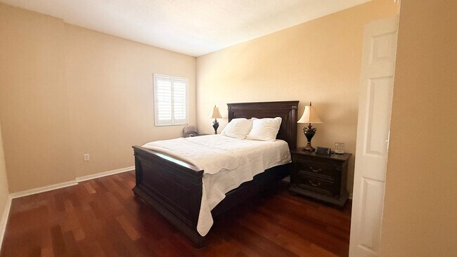 Building Photo - Annual Furnished Rental in Broadway Promen...