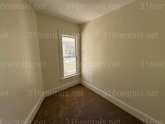 Building Photo - $699 - 2 bedroom/ 1 bathroom - Duplex
