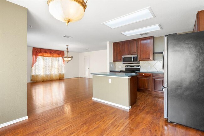 Building Photo - 300 Emerald Fields Ln