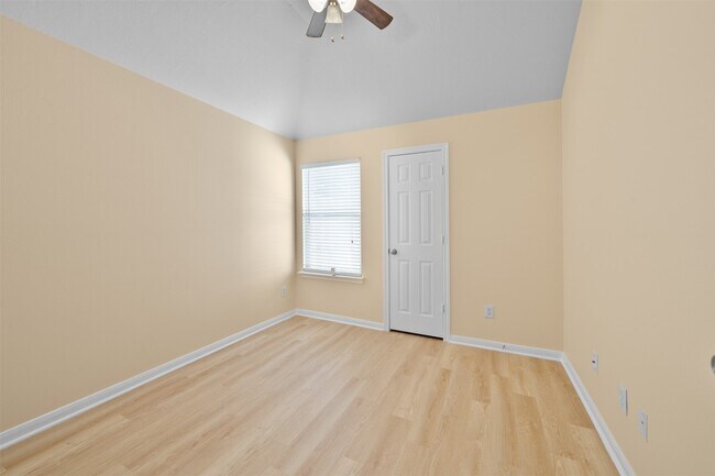 Building Photo - 12119 Lakewood Villa Dr
