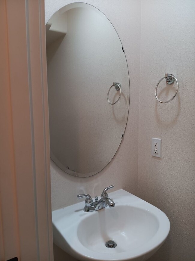 Building Photo - Beautiful Townhouse in West Salem is Ready...