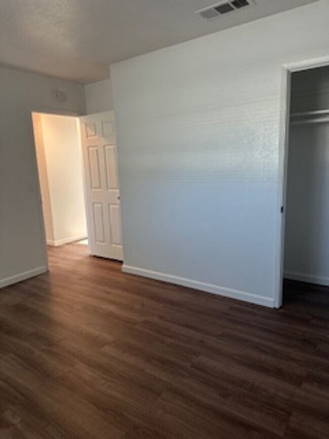 Building Photo - NEW NEW NEW! 3 BEDROOM 1 BATH IN KINGSBURG