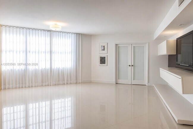 Building Photo - 825 Brickell Bay Dr