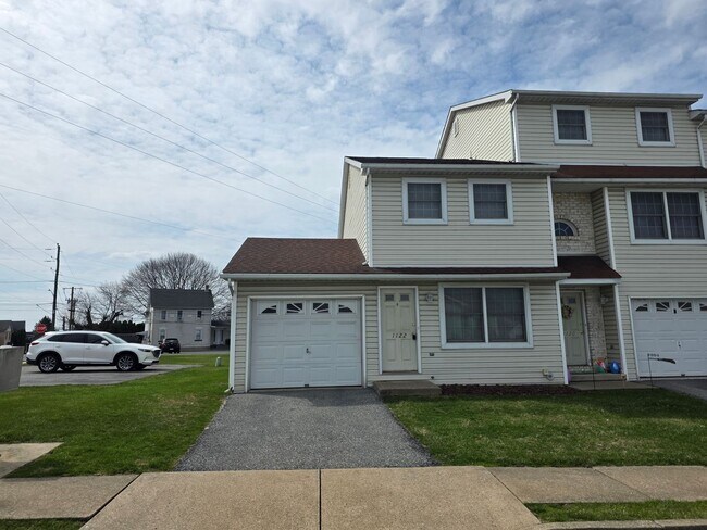 Building Photo - End Unit 2 Bedroom