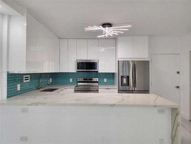 Building Photo - 3505 S Ocean Dr