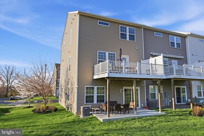 Building Photo - 1700 Beacon Ln