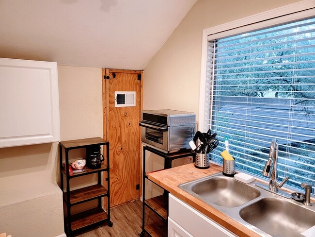 Building Photo - Woodland Village B