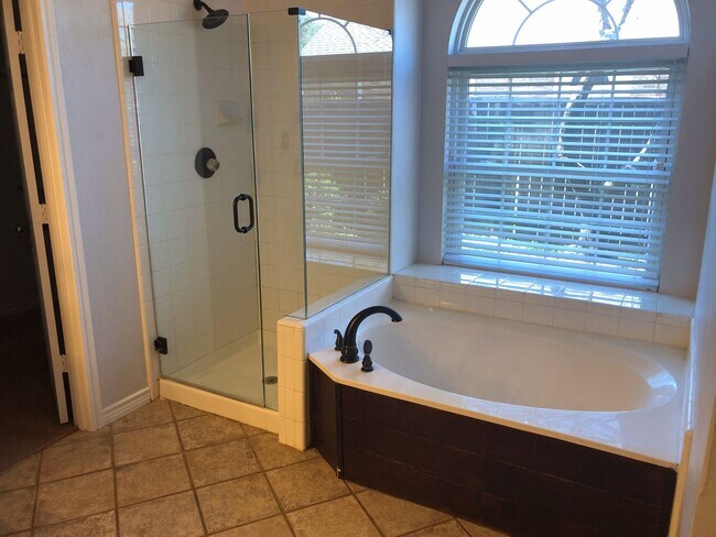 Building Photo - 5 Bedrooms in Richardson!