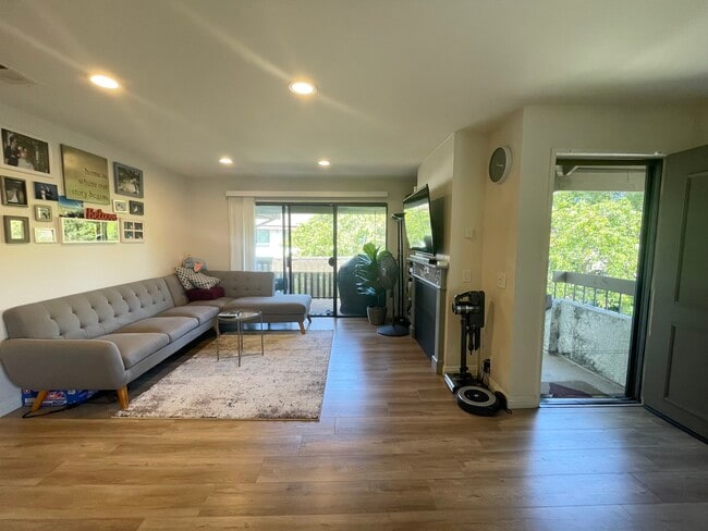 Building Photo - 13100 Creek View Dr