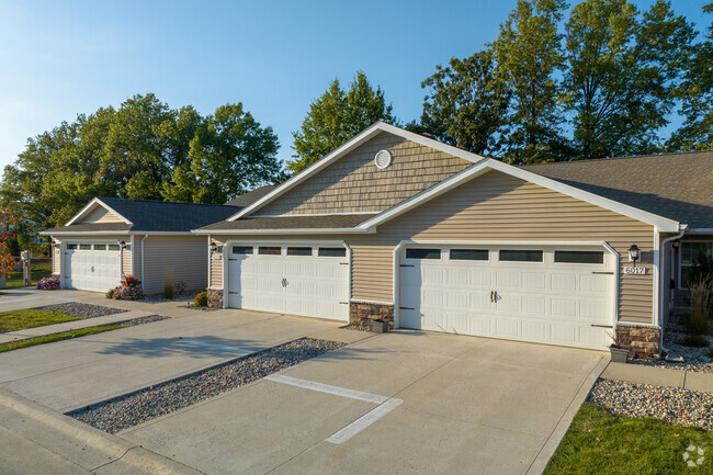 Building Photo - Redwood Fort Wayne Maplecrest Road